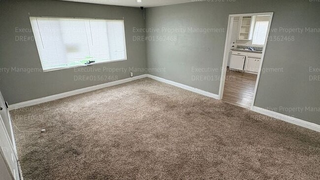 Building Photo - 2 bedroom 1 bathroom house located off the main street Oildale Dr.