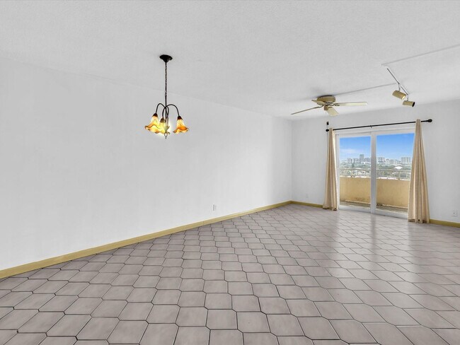 Building Photo - 900 NE 18th Ave