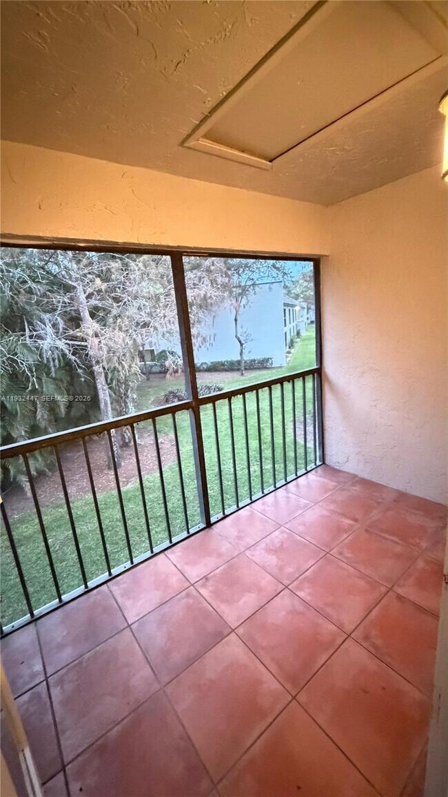 Building Photo - 711 Forest Club Dr