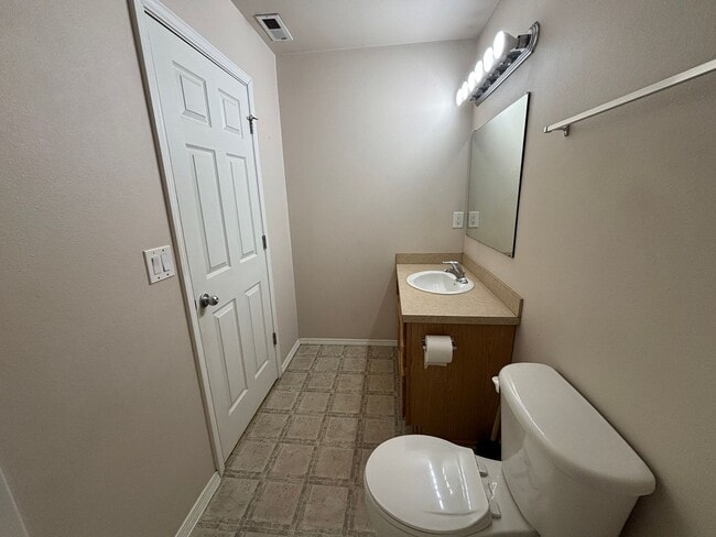 Building Photo - 3 Bedroom 2.5 Bath Two Story Duplex