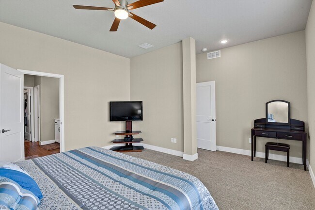Building Photo - Single Family w/ Elegance