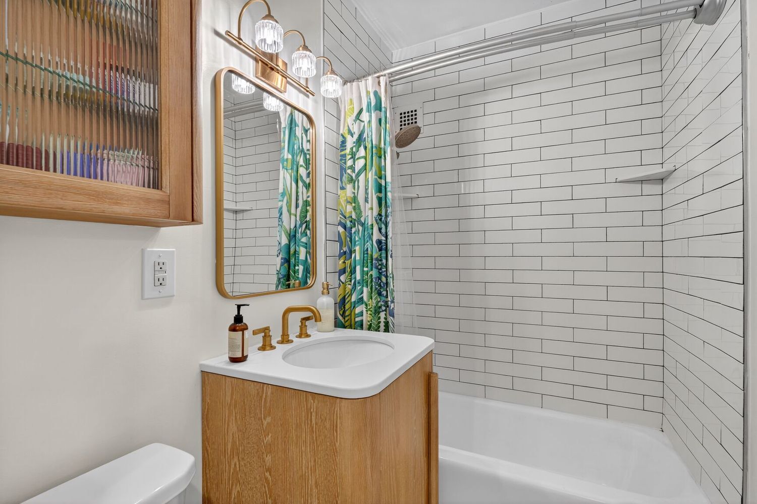 Hallway Bathroom - 4000 Tunlaw Rd NW