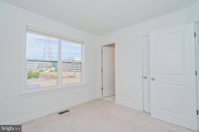 Building Photo - 8337 Looking Glass Way