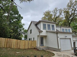 Building Photo - Located In The Heart Of Old Town