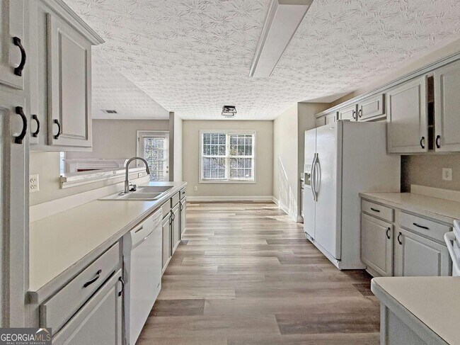 Building Photo - 3028 Express Ln NE