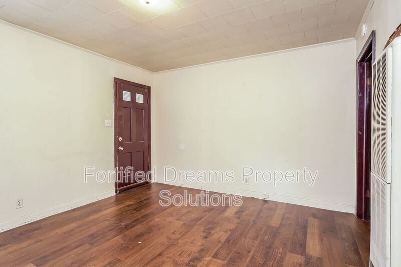 Building Photo - 225 N Jackson Ave