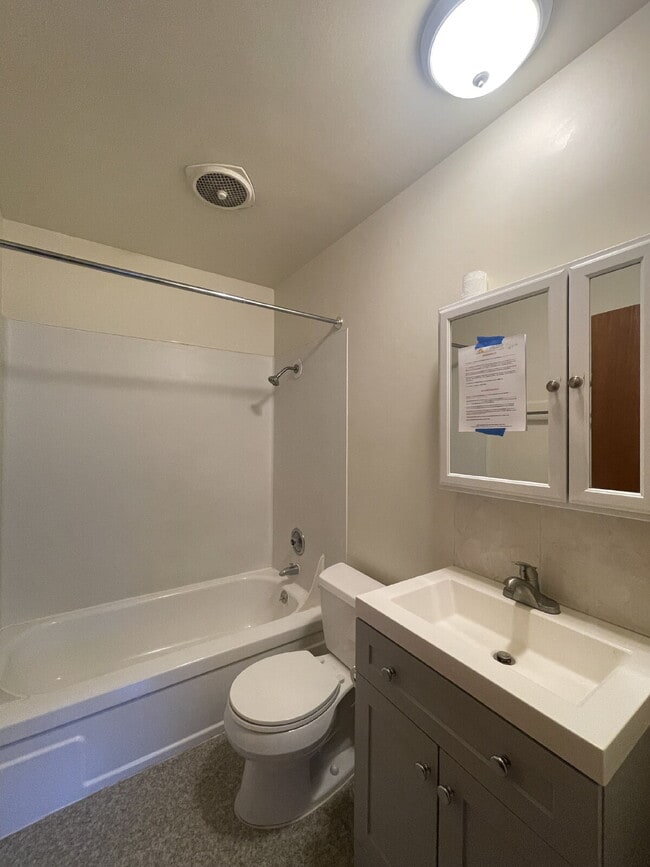Building Photo - Charming 1-Bedroom Apartment with a Comfortable Layout