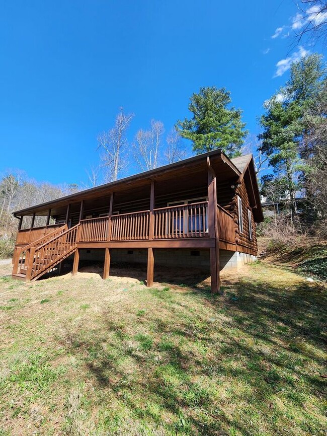 Building Photo - LOCATION! Black Mountain Log Cabin with a ...