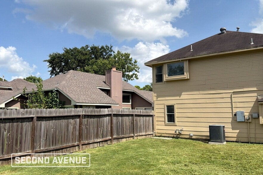 Building Photo - 8502 Elm Lake Dr