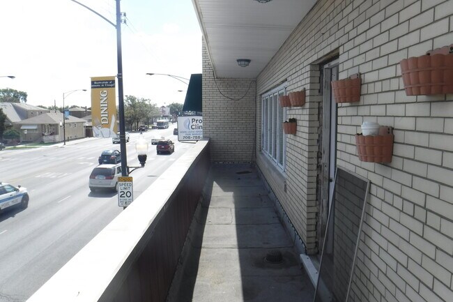 Building Photo - 5712 S Pulaski Rd