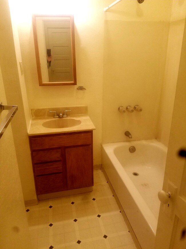 Building Photo - Naoma Apartments - 1 bedroom