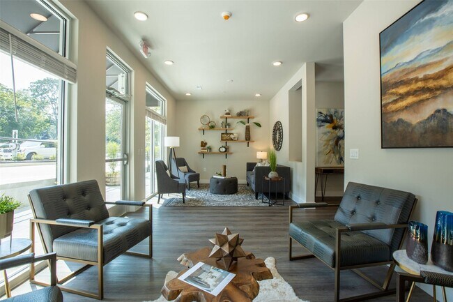 Building Photo - 226 E Lockwood Ave