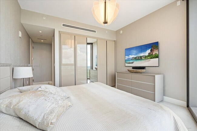 Building Photo - 15701 Collins Ave