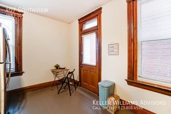 Building Photo - 407 Southview-