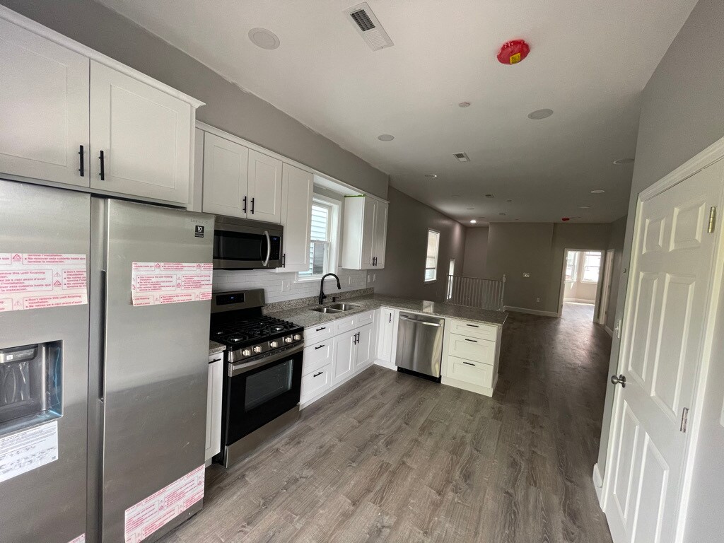 Unit two: brand new open-concept kitchen (all-new appliances, cabinets, granite countertops with mod - 34 Falcon St