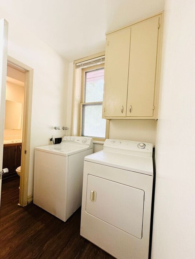 Building Photo - Beautiful 3 Bed 1.5 Bath Townhome in a Ren...