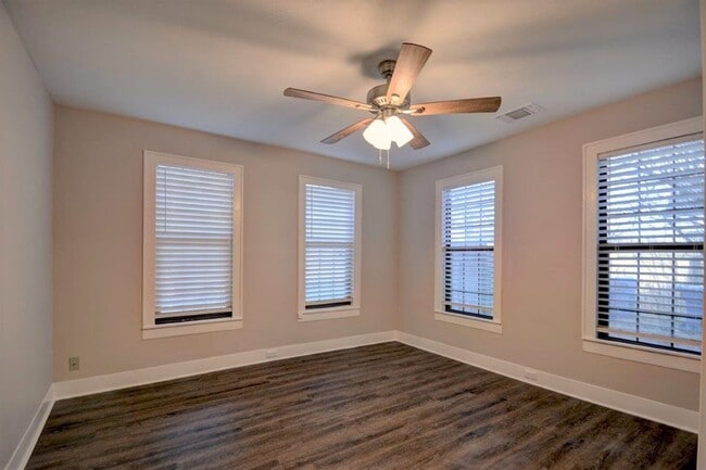 Building Photo - 1707-B Main St