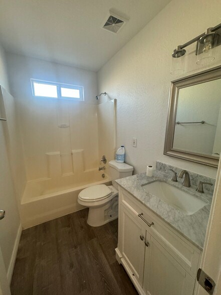 Building Photo - 2702 E Juniper Ave