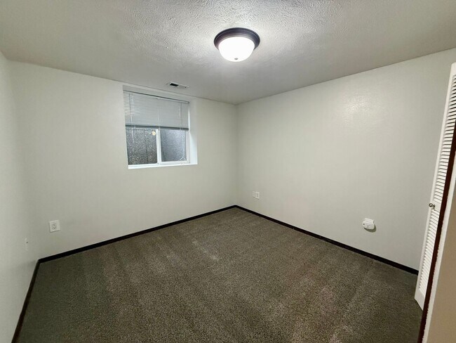 Building Photo - Stunning 3 Bed 2 Bath Eagle Ridge Home w/ Large Fenced Backyard and Raised Deck!