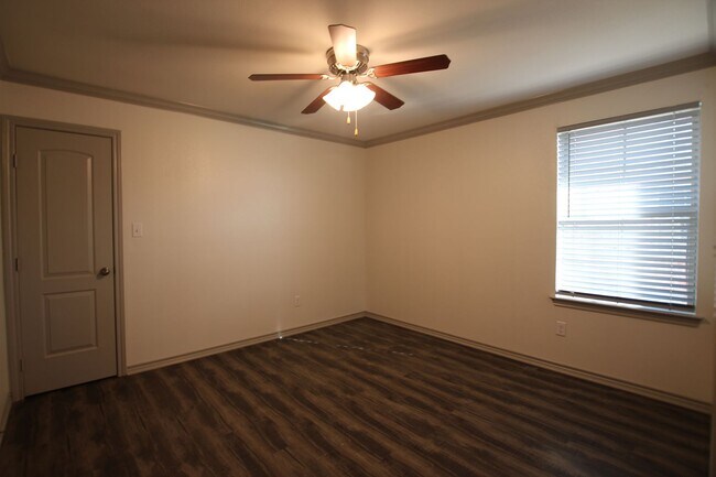 Building Photo - Beautiful 3 Bedroom 2 Bathroom Townhouse in South Tyler!