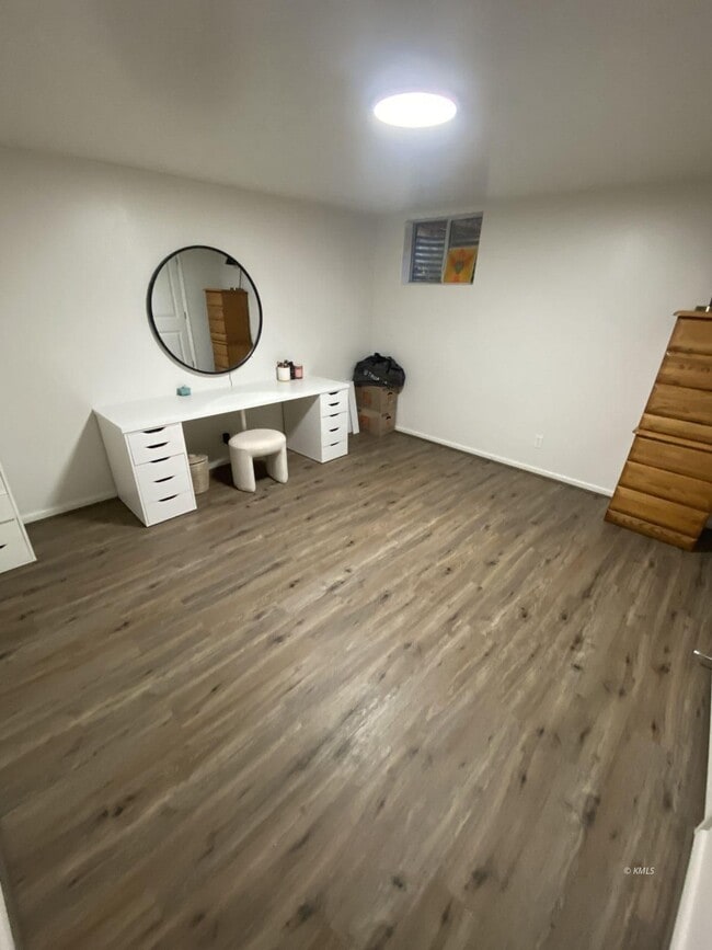 Building Photo - 941 W Chamberlain Dr