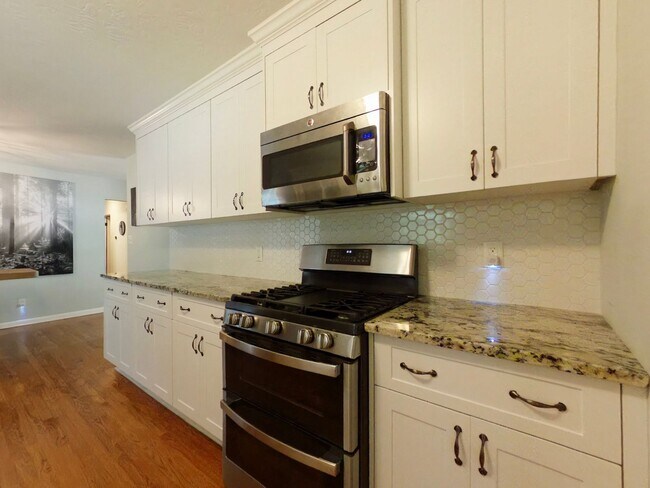 Building Photo - 1117 Eisenhower Dr