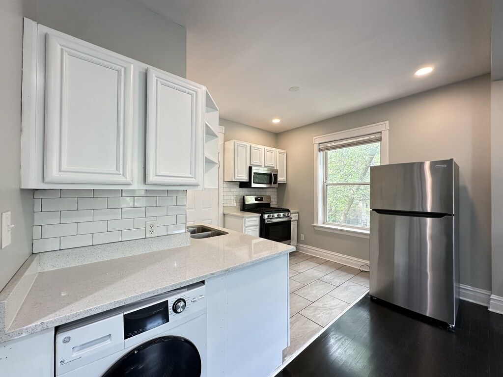 Building Photo - 4301 W Wrightwood Ave