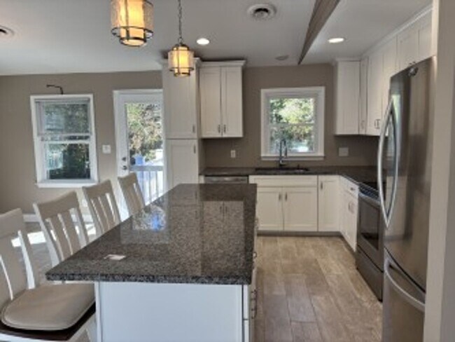 Building Photo - Beautiful home in Emerald Isle.