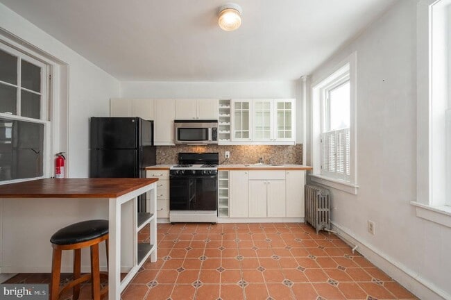 Building Photo - 5838 Henry Ave