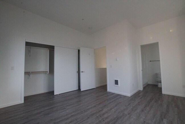 Building Photo - Beautiful 2bd/2.5ba North Portland Townhom...