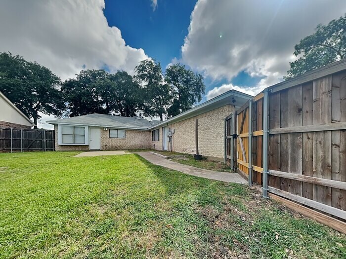 Building Photo - 908 Dunning Dr