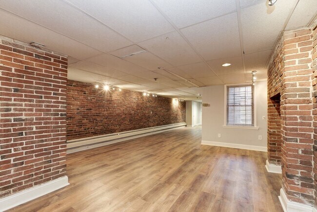 Building Photo - 1805 Bolton St