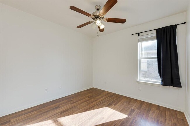 Building Photo - 6007 Lone Star Ct