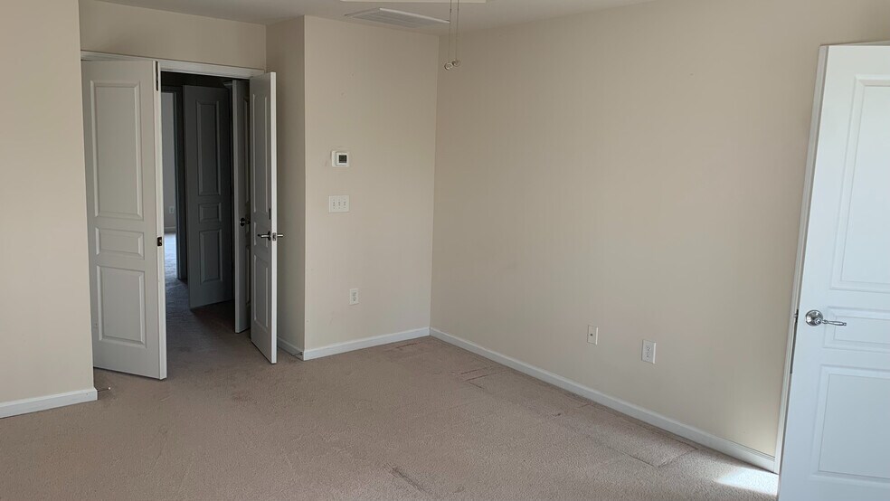 Building Photo - Room in Townhome on Macedonia Lake Dr