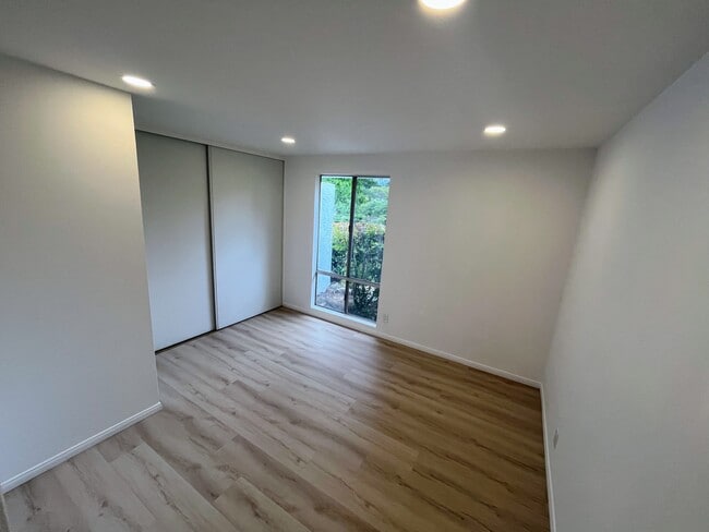 Building Photo - 915 Ranch View Ln