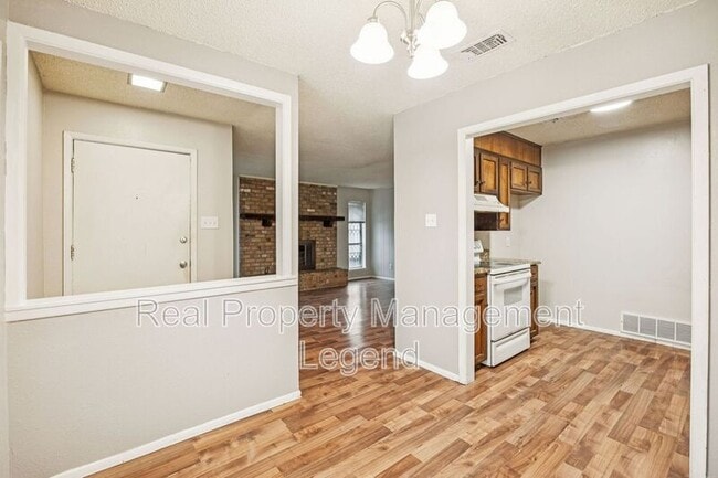 Building Photo - 8238 El Retiro Rd