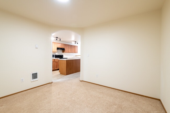 Building Photo - 2732 Hidden Springs Loop SE