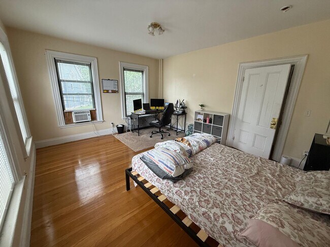 Building Photo - ALLSTON 5 BED/2 BATH AVAILABLE 9/1