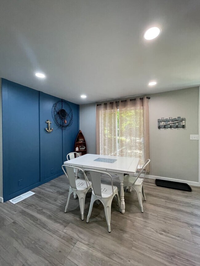 Dining Room - 5804 Barnhart Rd