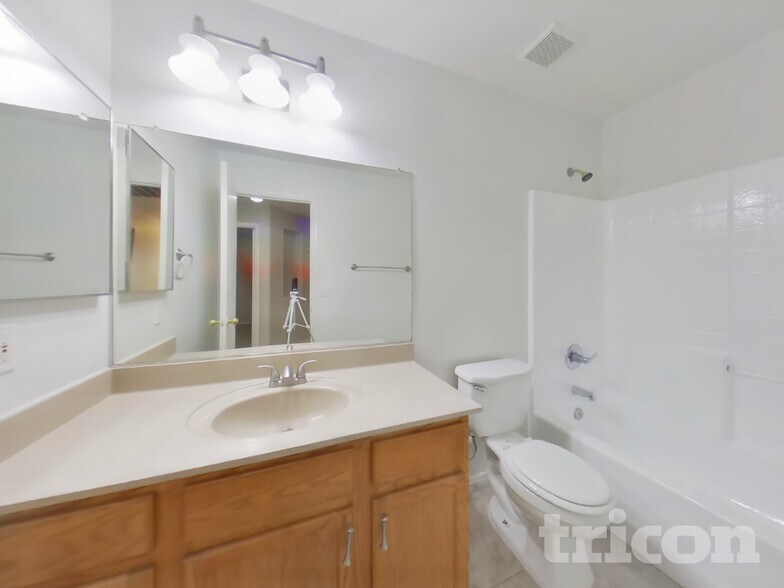 Building Photo - 5521 N 103rd Dr