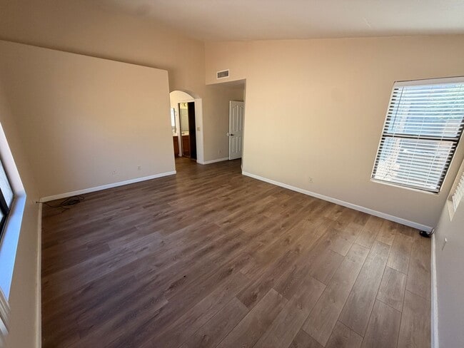 Building Photo - Warm & Charming single level 3 x 2 Home in Stonebridge Lakes!!