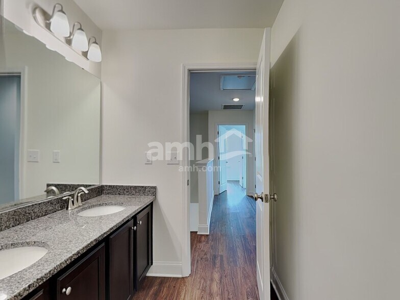 Building Photo - 2133 Laurel Vlg Cir