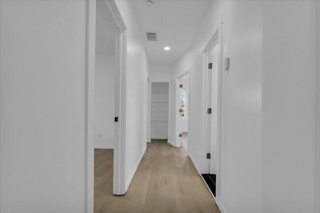 Building Photo - 2525 Leslie St