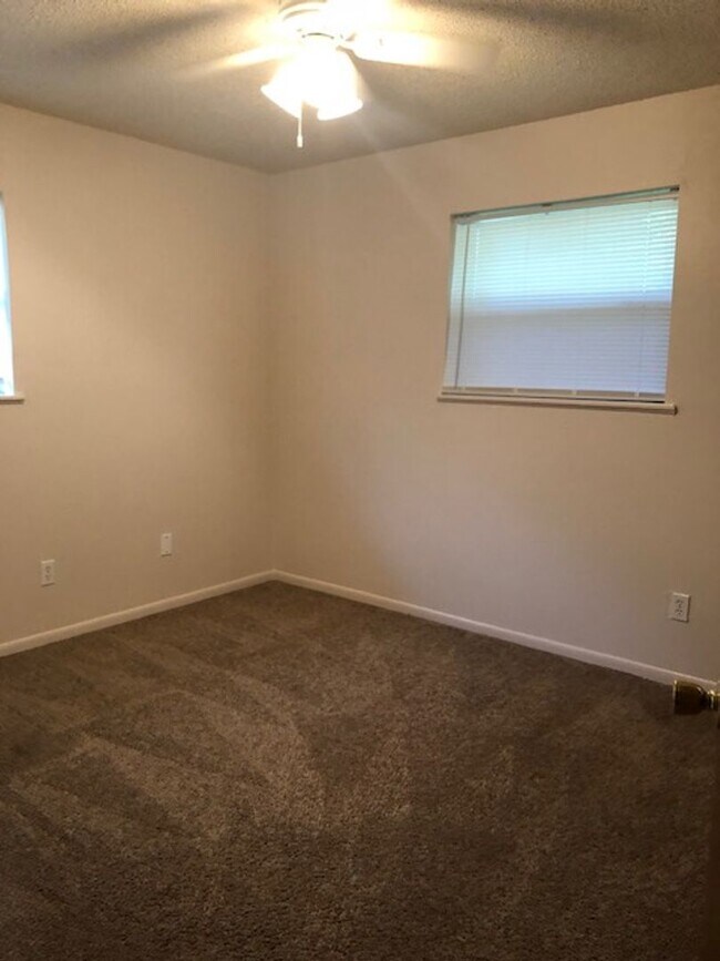 Building Photo - 1208 Alpine Dr