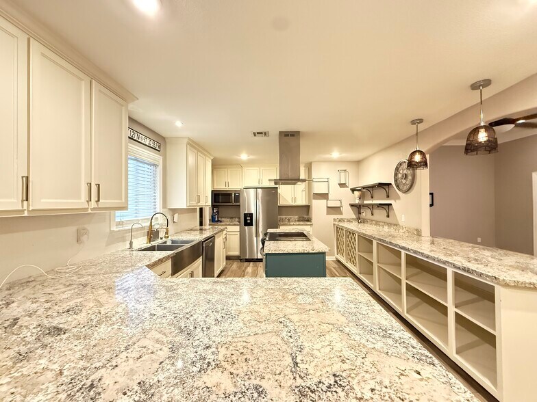 Building Photo - 135 Country Club Rd