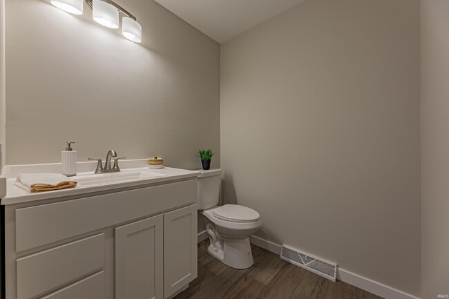 Building Photo - 7127 Pinehurst Dr