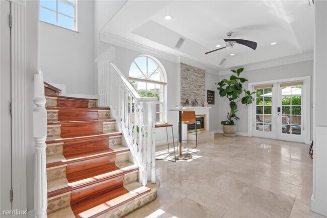 Building Photo - 4 br, 2.5 bath Townhome - 370 NE 7th Ave #...