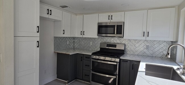 Building Photo - Beautifully Maintained & Convenient Townhome
