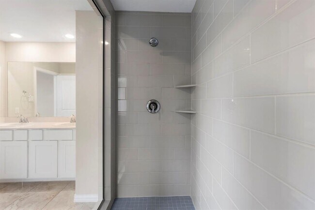 Building Photo - 5021 Lehman Oaks Dr