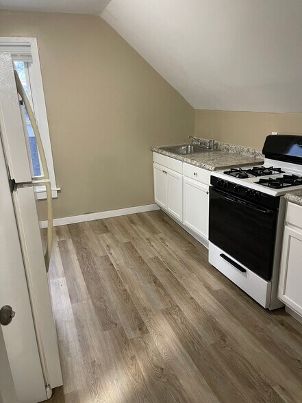 Building Photo - 1100 Lincoln St